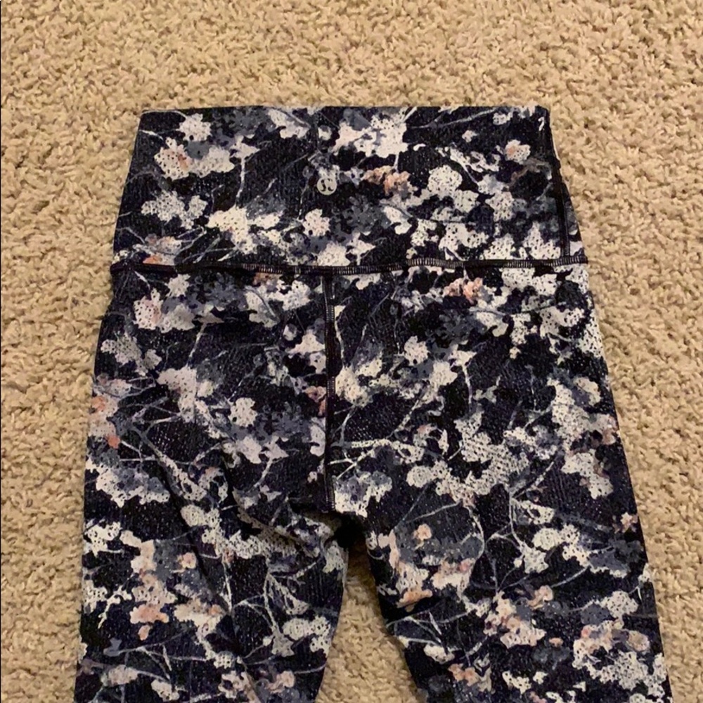 CROPPED LULULEMON LEGGINGS - Picture 2 of 2